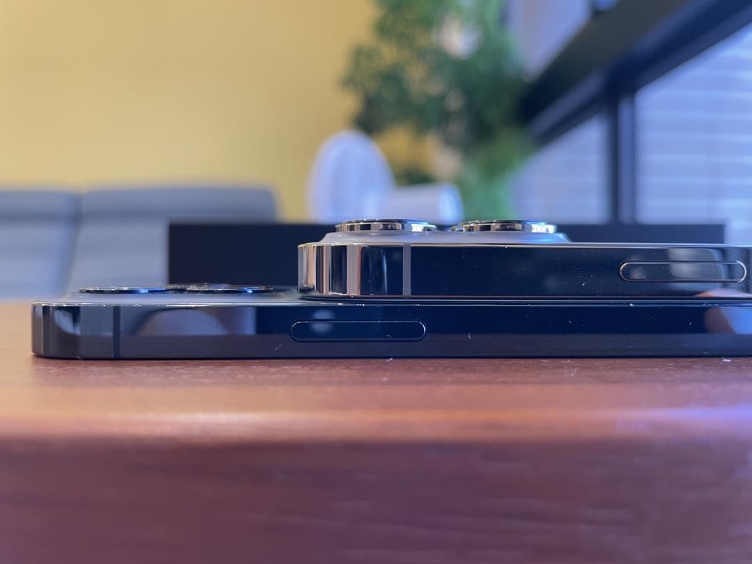iPhone 13 Pro 的鏡頭厚度較前代 iPhone 12 Pro 增加不少（圖／記者黃敬淳攝）