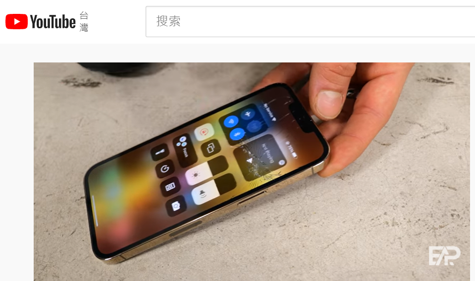 圖為頭部高度位置摔機後，iPhone 13 Pro 螢幕出現裂痕。（圖／翻攝自 EverythingApplePro）