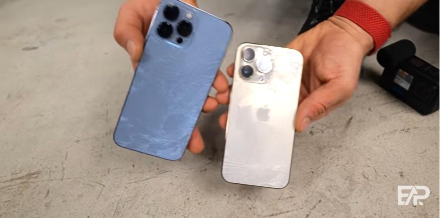 在約3公尺高度摔機後，圖左iPhone 13 Pro Max、圖右iPhone 13 Pro，背蓋都有明顯滿滿的摔痕。（圖／翻攝自 EverythingApplePro）