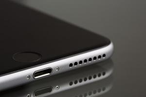 下一代 iPhone 充電孔怎麼改？外媒給出三個方案