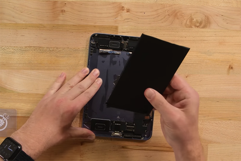 （圖片來源／擷取自 iFixit YouTube 頻道）