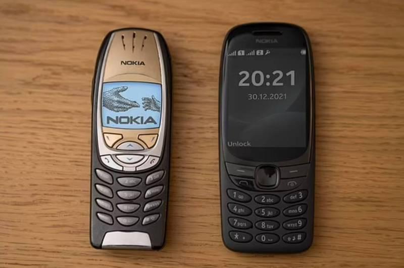 圖左為2001年推出的Nokia 6310功能手機。圖右為2021年復刻版Nokia 6310,螢幕尺寸升級,按鍵佈局也經調整改良。(圖翻攝Nokia)