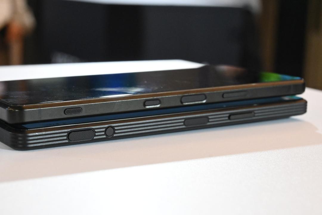 上為 Xperia 1 III,下是 Xperia PRO-I。(圖/記者黃肇祥攝)