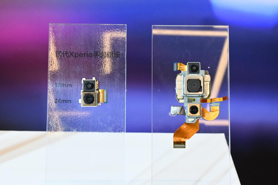 左為前一代的感光元件大小,右為 Xperia PRO-I。(圖/記者黃肇祥攝)