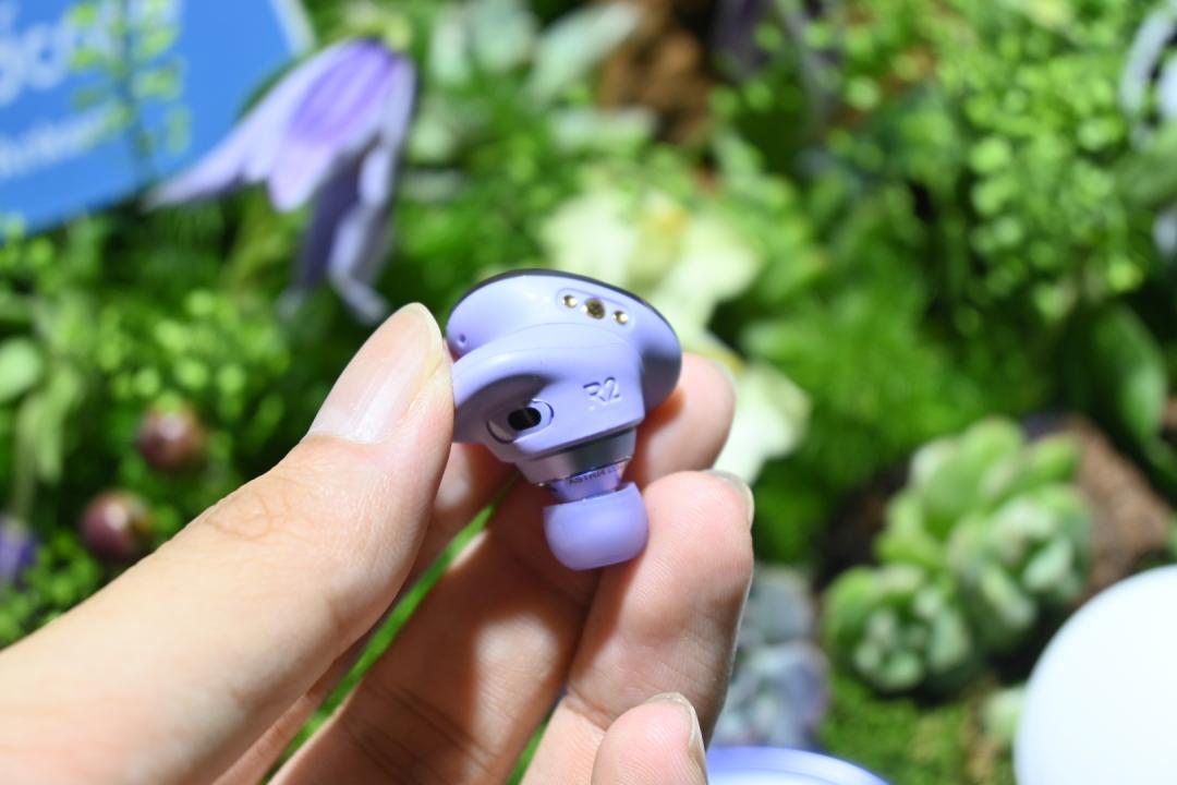 耳機搭有穿戴感應,戴上、卸下時會自動播放或暫停音樂。(圖/記者黃肇祥攝)
