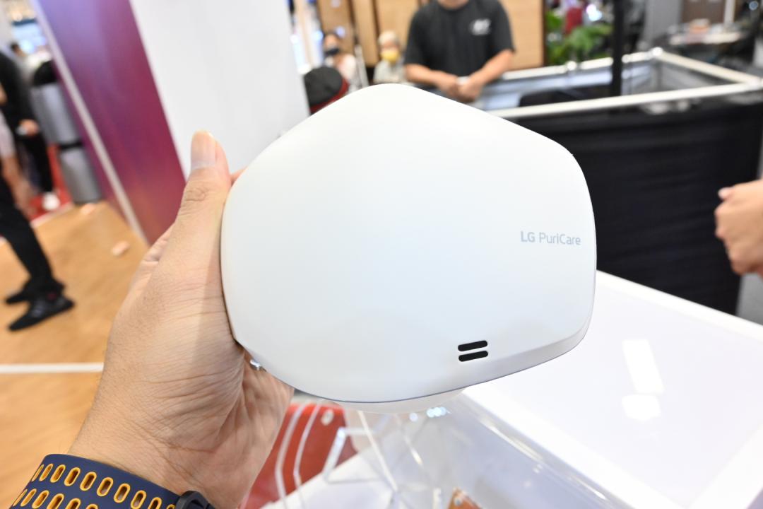 右側下方為麥克風出口。（圖／記者黃肇祥攝）