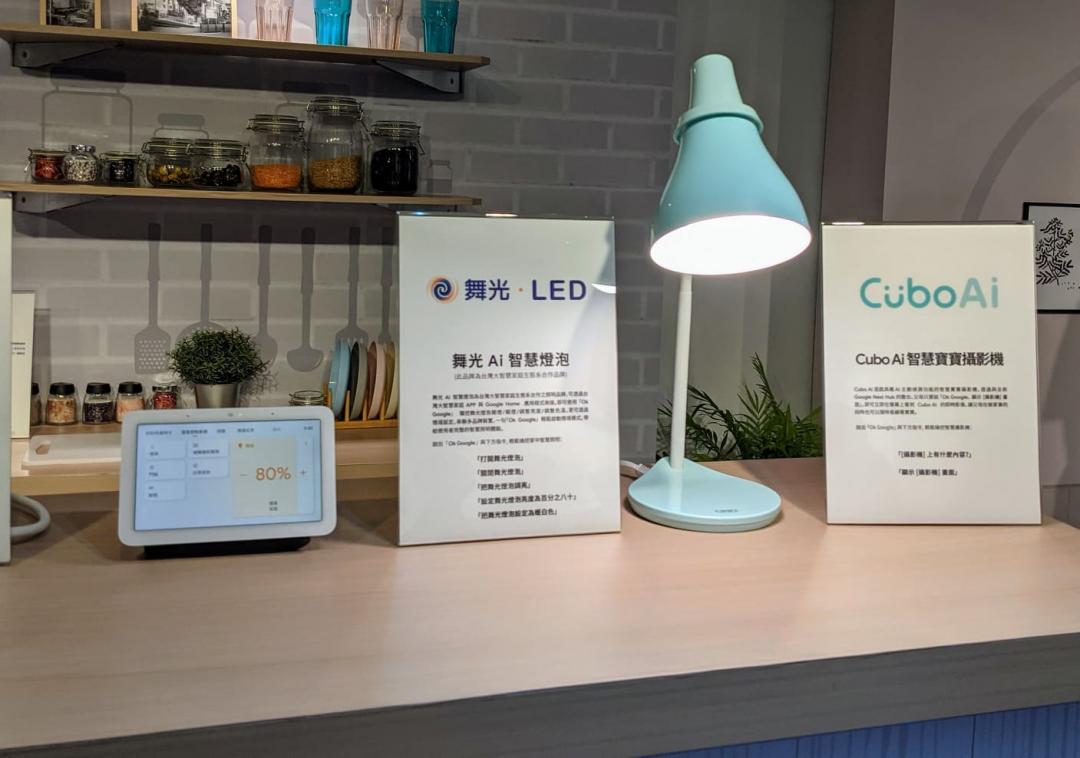Google Nest Hub 第二代智慧螢幕,除支援KKBOX、Netflix,也可用來操控智慧家電裝置。(圖/記者劉惠琴攝)