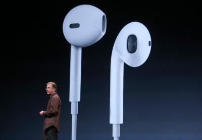 AirPods 失寵了!外媒稱美年輕人戴回「有線」耳機 AirPods 失寵了!外媒稱美年輕人戴回「有線」耳機