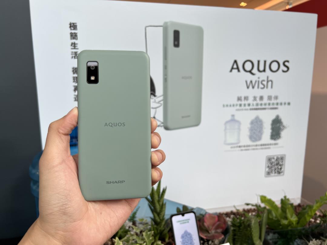 AQUOS wish 有著相當獨特的手感(圖/記者黃敬淳攝)