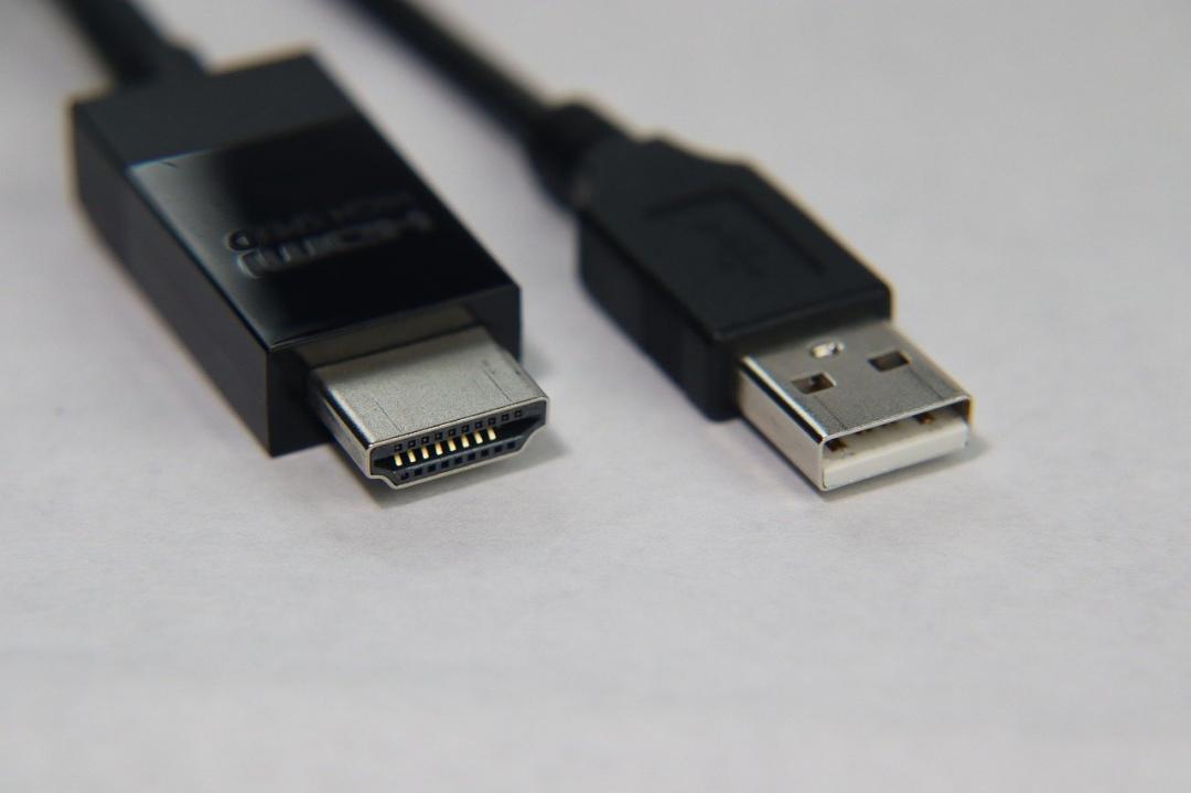 圖左為 HDMI,右為 USB A 型連接埠。(圖/Pixabay)
