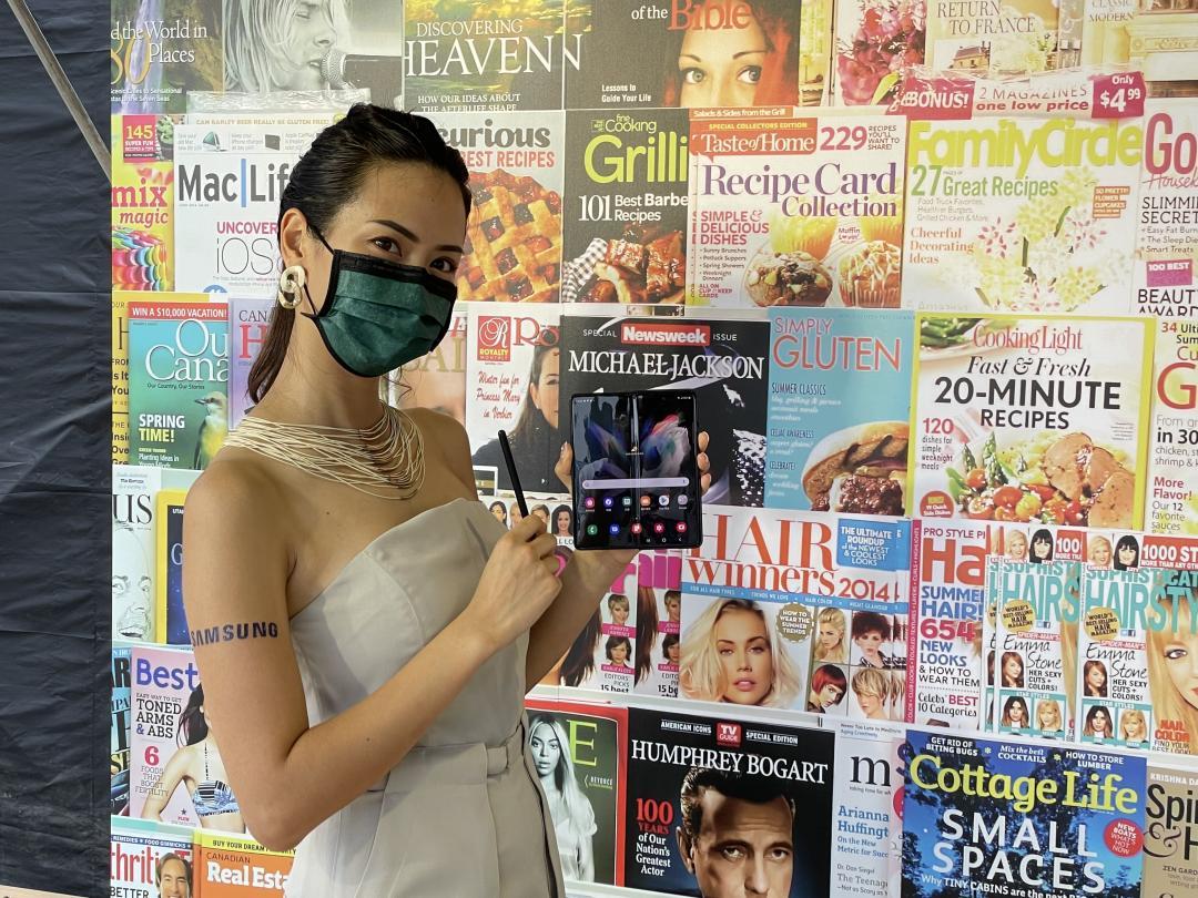 
Galaxy Z Fold 3摺疊旗艦手機，展開後的螢幕7.6 吋，內建 4,400mAh 電量與「螢幕下前鏡頭」，搭高通 Snapdragon 888 處理器及台灣 5G 全頻段，並具備 S Pen手寫筆功能（需另外選購）與IPX8防水規格。（圖／記者黃敬淳攝）
