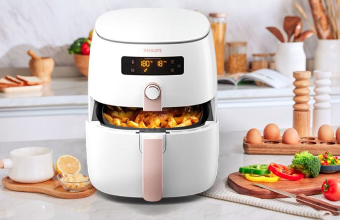 Philips 飛利浦於2021年推出新一代健康氣炸鍋HD9742,4.5L容量,溫控40度至200度,具備7倍極速專利熱穿透氣旋與雙海星底盤設計,官網優惠售價8,990元。(圖翻攝飛利浦官網)