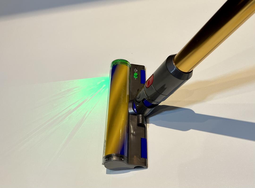 新的 V15 系列有雷射功能，可以幫用戶查看是否有細小微塵（圖／記者黃敬淳攝）