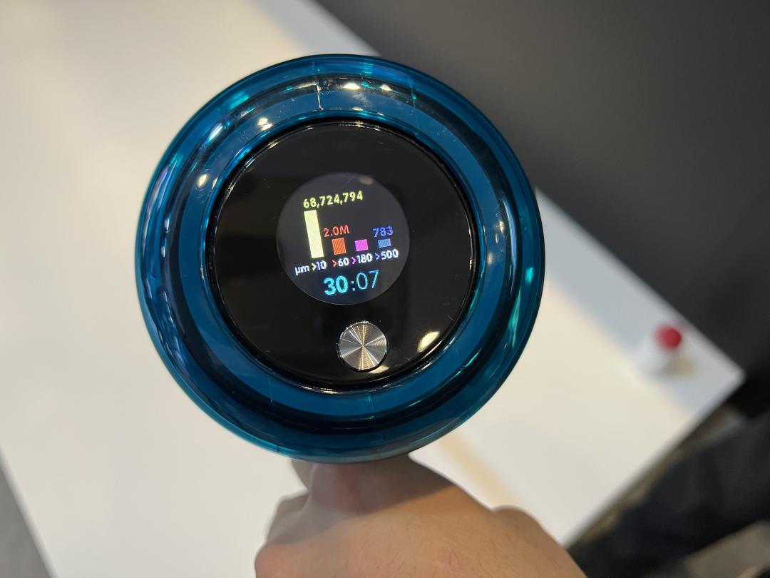 用戶也可以在新的 LCD 螢幕查看微塵的種類與顆粒大小（圖／記者黃敬淳攝）