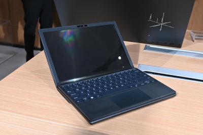 華碩首款「摺疊筆電」直擊!17 吋超大 OLED 螢幕有 6 種使用模式 華碩首款「摺疊筆電」直擊!17 吋超大 OLED 螢幕有 6 種使用模式