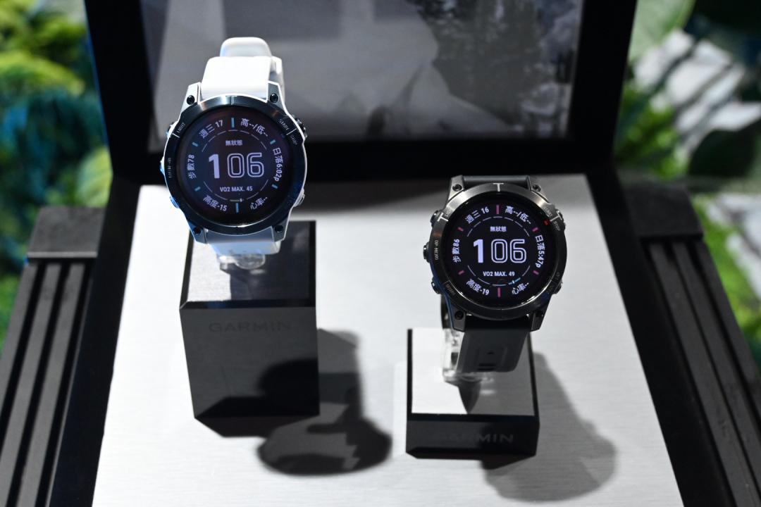 fenix 7 共有黑、白兩色。(圖/記者黃肇祥攝)