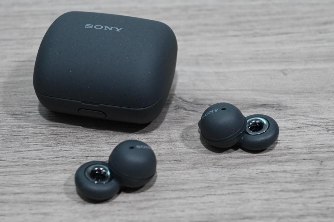 由於使用可回收材質，耳機、充電盒上有一點點的斑點。（圖／記者黃肇祥攝）