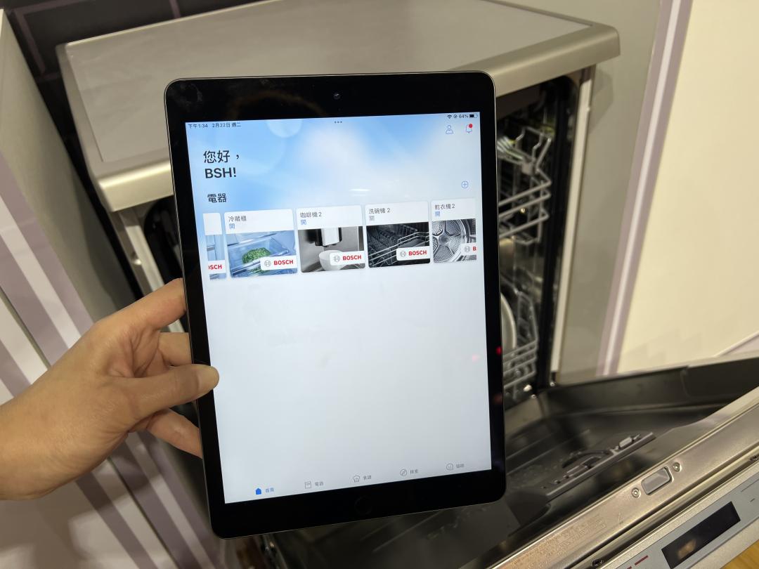 除了遠端操控,透過BOSCH Home Connet APP可幫家中家電進行功能擴充。(記者吳佩樺攝)