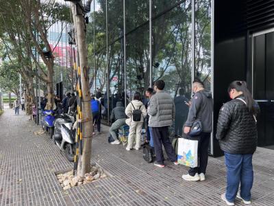 (影音)好久不見的氣勢!三星S22系列首日取貨人龍包圍微風南山 (影音)好久不見的氣勢!三星S22系列首日取貨人龍包圍微風南山