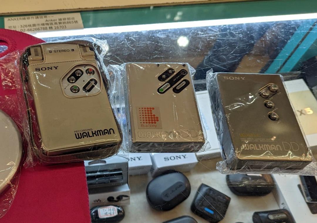 圖為1980年代流行的卡帶式隨身聽,高階款式機種採觸控式按鍵設計。(圖/記者劉惠琴攝)