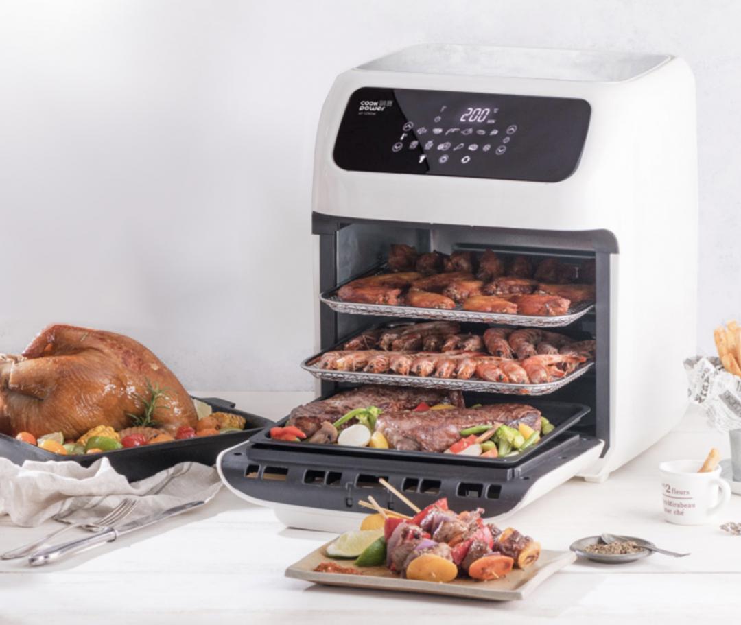 12L，觸控面板設計，內建牛排、蛋糕、果乾等12種自動料理模式，果乾模式可設定長達12小時；配件含烤叉等。通路售價約3,290 元。（圖／翻攝網路）
