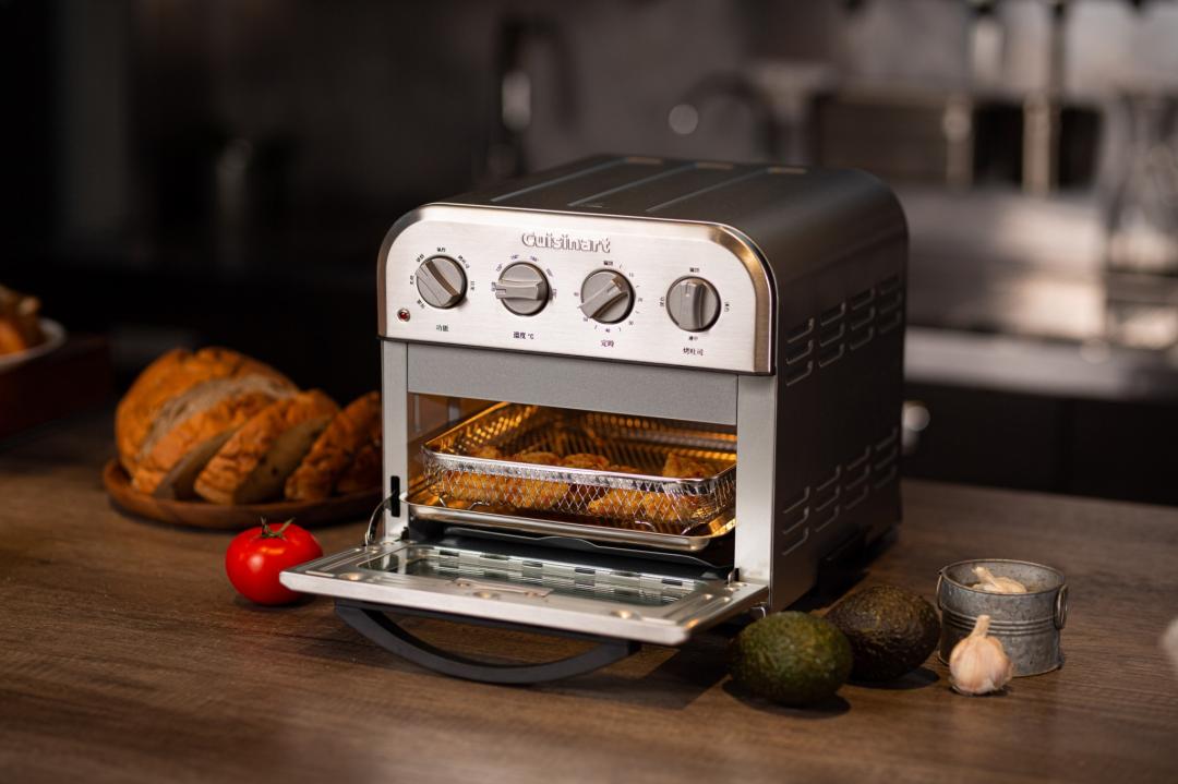 9L，在momo購物網曾創下單月熱銷2,500台的紀錄，採用機械式旋鈕設計，擁有氣炸、烘焙等6種自動料理模式。通路售價約3,980元。另有推出17L機型。
（圖／翻攝網路）
