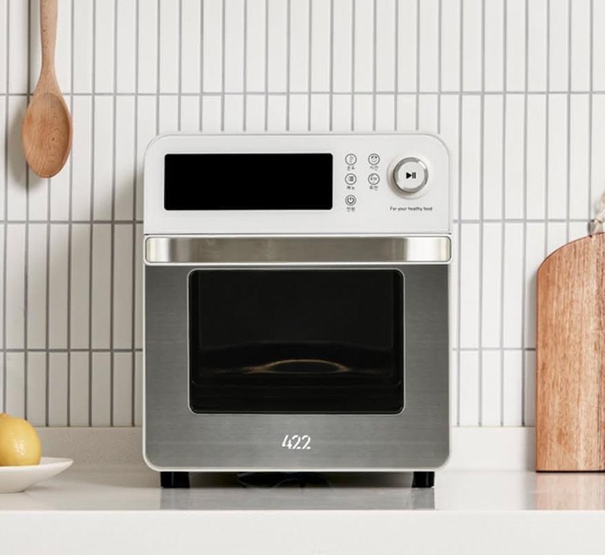 13L，因美型加上多色選擇，深受小資族喜愛。觸控搭配旋鈕操作，提供炸雞、披薩等8種自動料理模式。除了網籃等標準配件，另有豐富加購配件。通路售價約6,990 元。（圖／翻攝網路）
