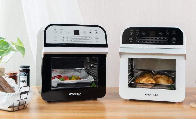 12L，觸控面板，配置16種自動料理模式，比如蛋糕、魚、串燒等，可預約定時；配件含烤叉、網籃等。通路售價約3,980元。（圖／翻攝網路）
