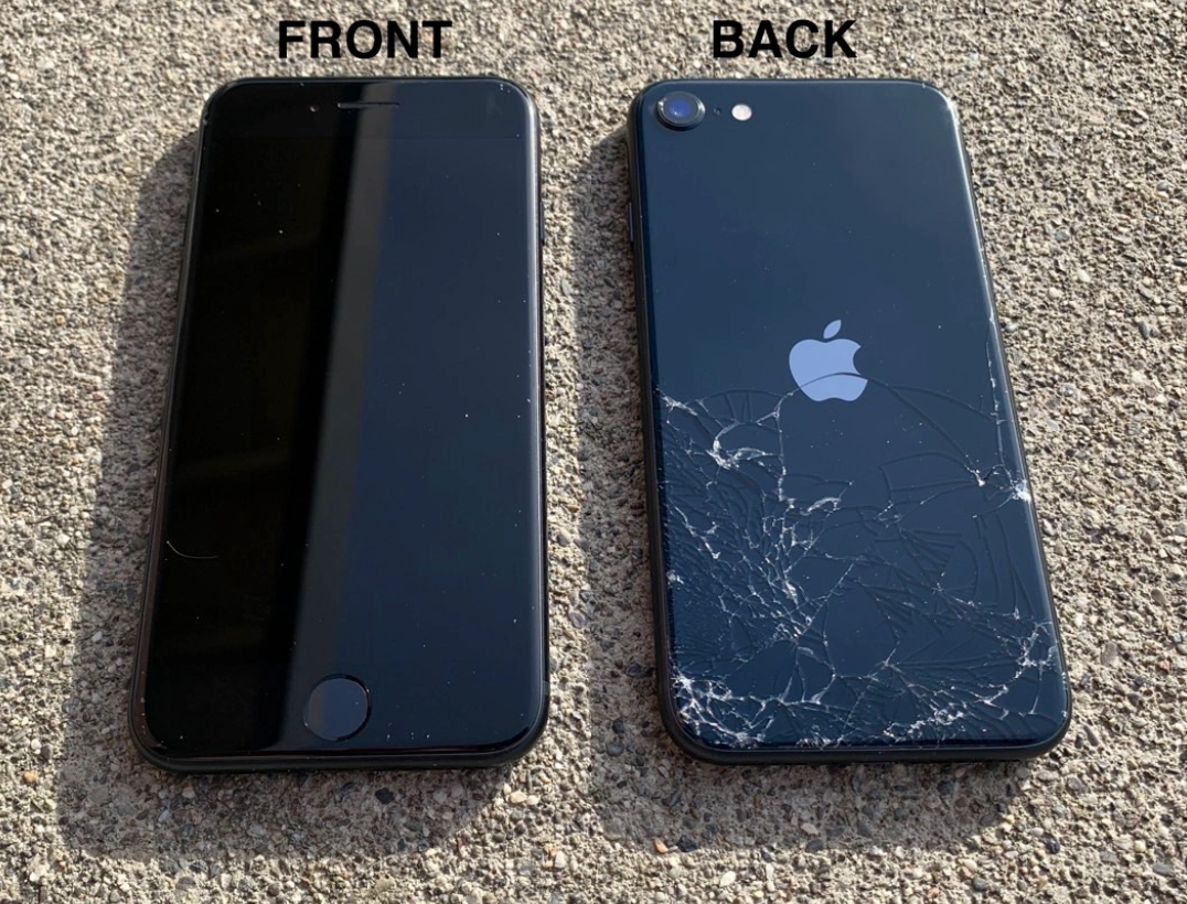從2公尺高度摔落到地面後,iPhone SE 背蓋出現明顯的碎裂磨損。(圖翻攝Allstate Protection Plans)