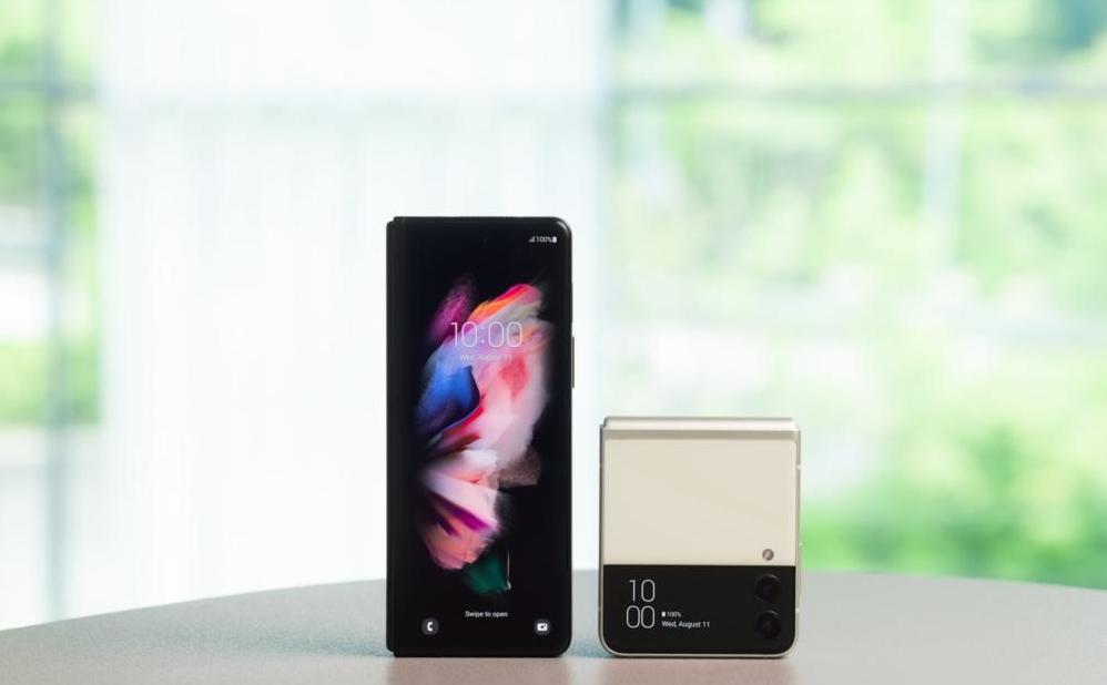 三星2021年推出垂直翻蓋設計的摺疊手機Galaxy Z Flip 3,搭6.7 吋螢幕,外蓋螢幕為1.9吋。(圖翻攝三星官網)