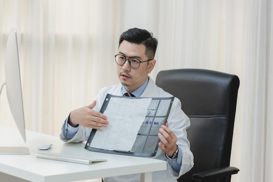 新光醫院胸腔內科主治醫師徐培菘建議可加貼靜電空氣濾網在冷氣等產品上。（圖／3Ｍ）