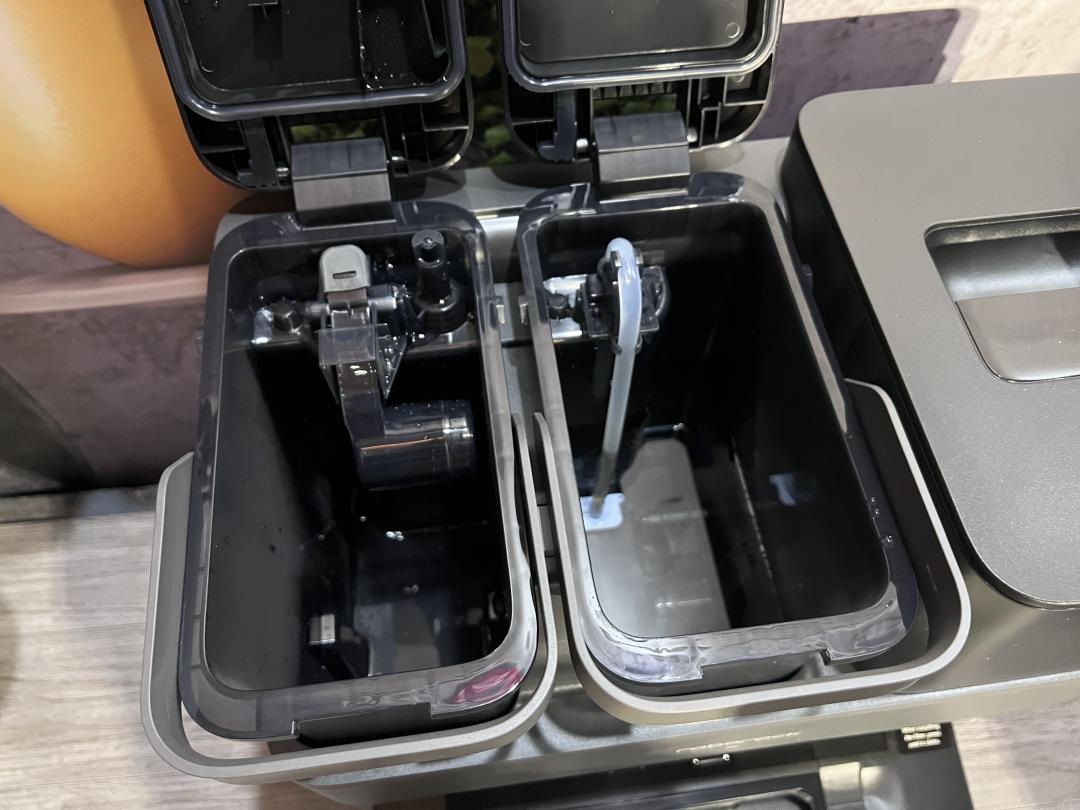 石頭S7 MaxV Ultra配備清水箱、汙水箱,清水箱會進行自動補水至掃地機器人的水箱。(記者吳佩樺攝)