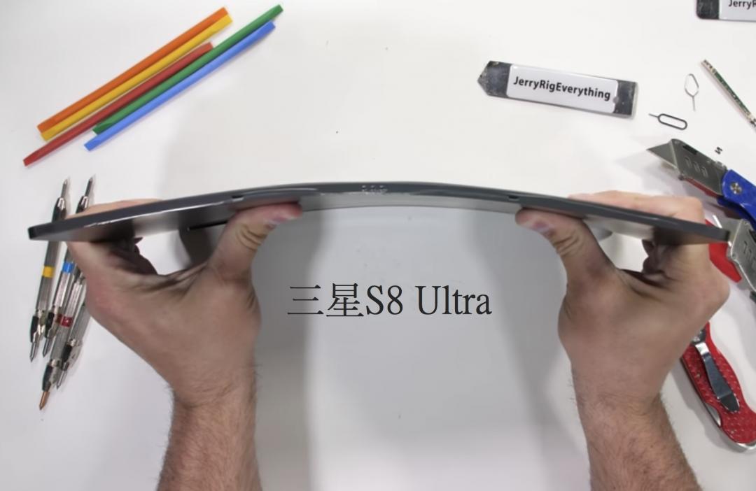 三星S8 Ultra被強力扳折後,沒有太大的損傷。(圖/翻攝網路)
