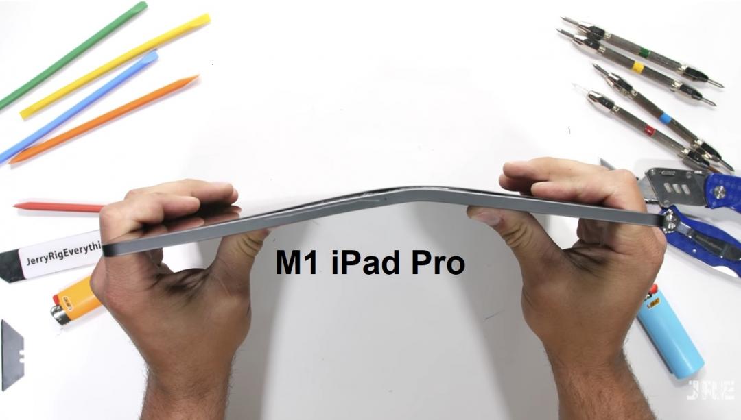 蘋果M1版的iPad Pro,被大力扳折後,機身就變形了。(圖/翻攝網路)