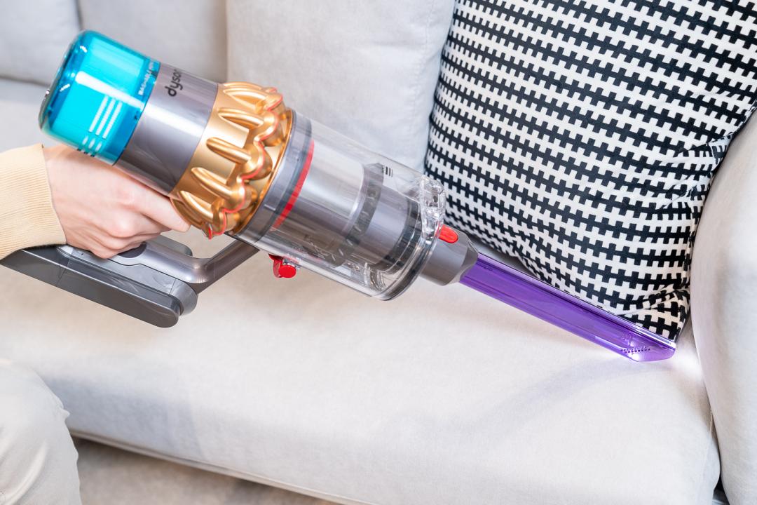 對抗塵蟎的第一要件是維持居家乾淨,不能缺少吸塵器。(圖/Dyson)