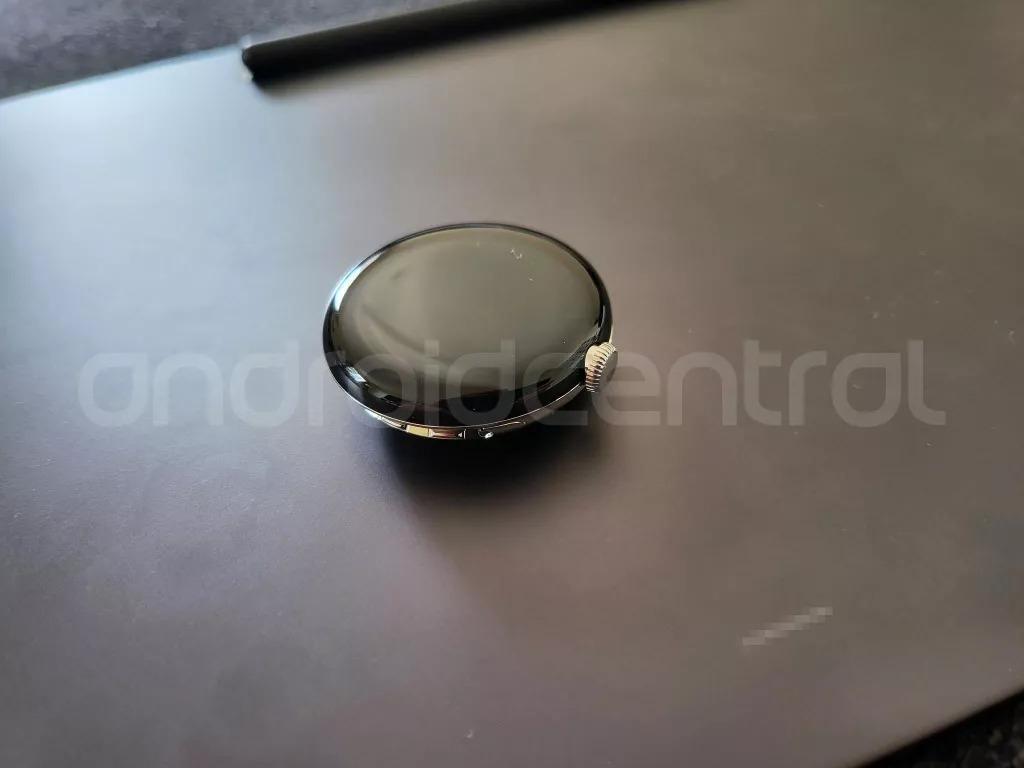疑似為Pixel Watch 測試版的原型機,實機意外現身美國某家餐館。(圖翻攝Androidcentral)