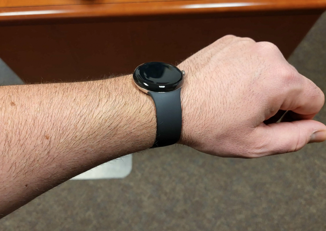 Pixel watch 流出的真實諜照（圖／翻攝自 9to5Google）