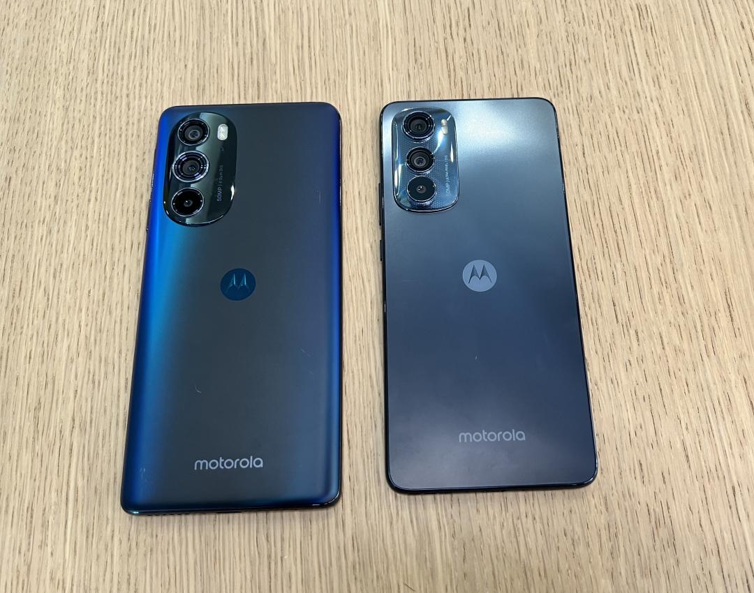 Motorola edge 30 pro(左)、edge 30(右)皆搭載後3鏡頭,其中2顆具備5,000萬畫素。