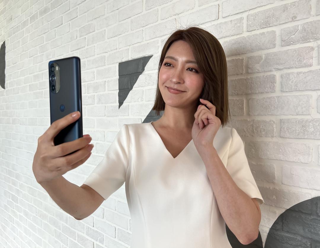 Motorola edge 30 pro前鏡頭達6,000萬畫素,是目前市面上最高規格的自拍手機。