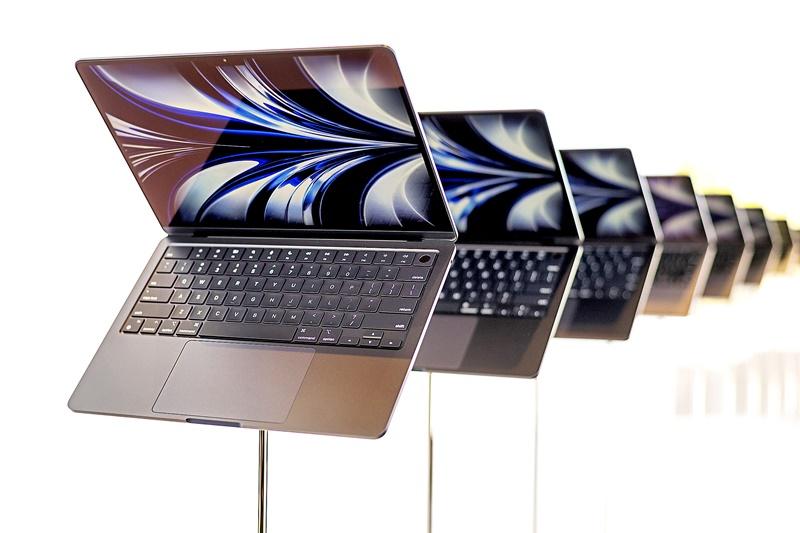 M2版MacBook Air變「劉海頭」。(美聯社)