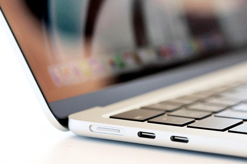 M2版MacBook Air重新回歸MagSafe充電。
(美聯社)