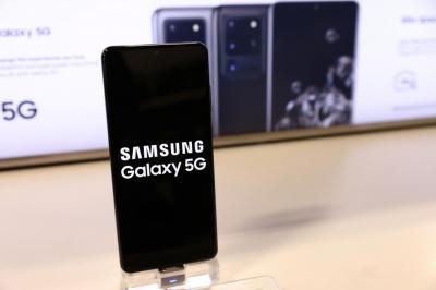 這個出包有點扯！三星官方宣傳圖竟出現「劉海iPhone」當主角