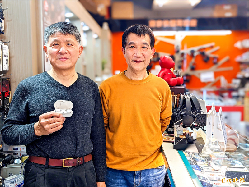 【耳機達人 小檔案】在台北營業逾40年的東京快遞耳機館,專門銷售各國品牌耳機,並提供維修服務。圖左為老闆謝文梧、圖右為店長謝文筆。(記者劉惠琴攝)