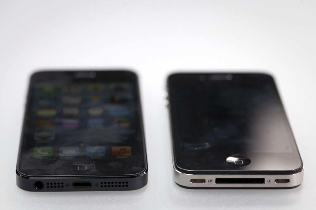 iPhone是自2012年推出Lightning(左)。(圖/美聯社)