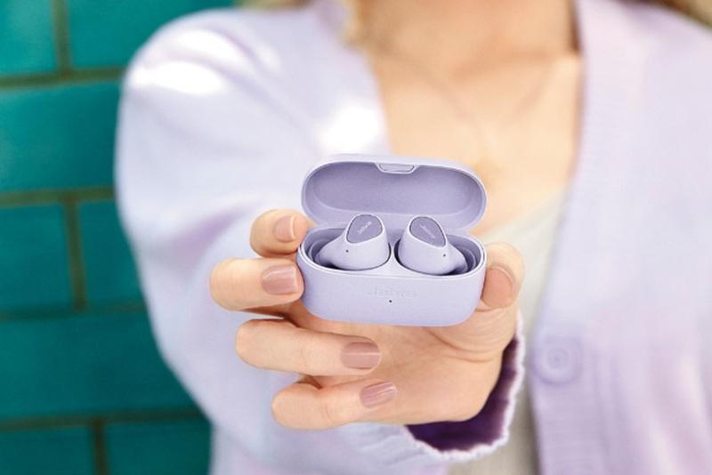 跟上流行色腳步,來款紫色的真無線耳機點綴吧!。
(圖/Jabra)