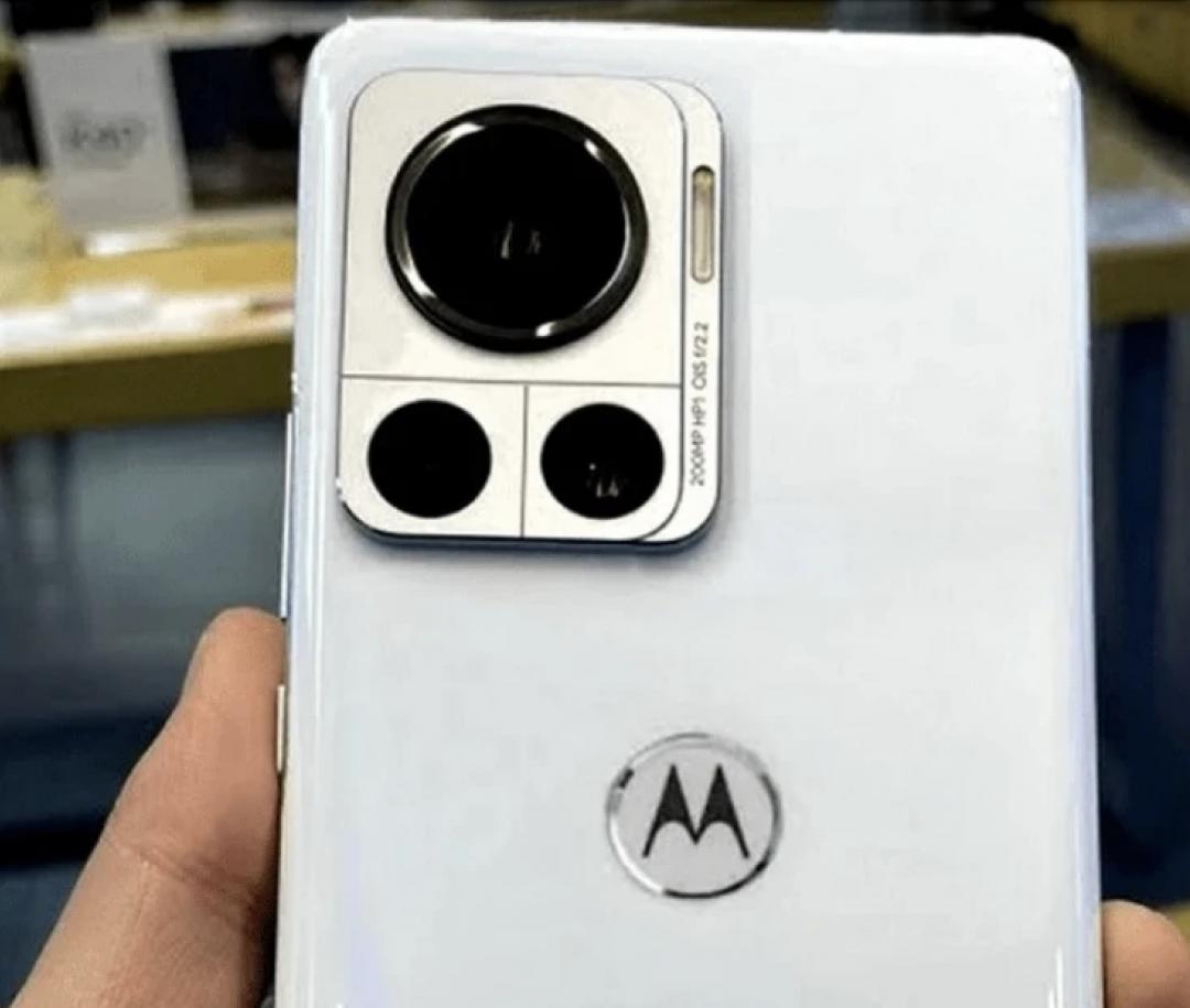 Motorola首款2億畫素手機採用三星感光元件。(圖/網路)