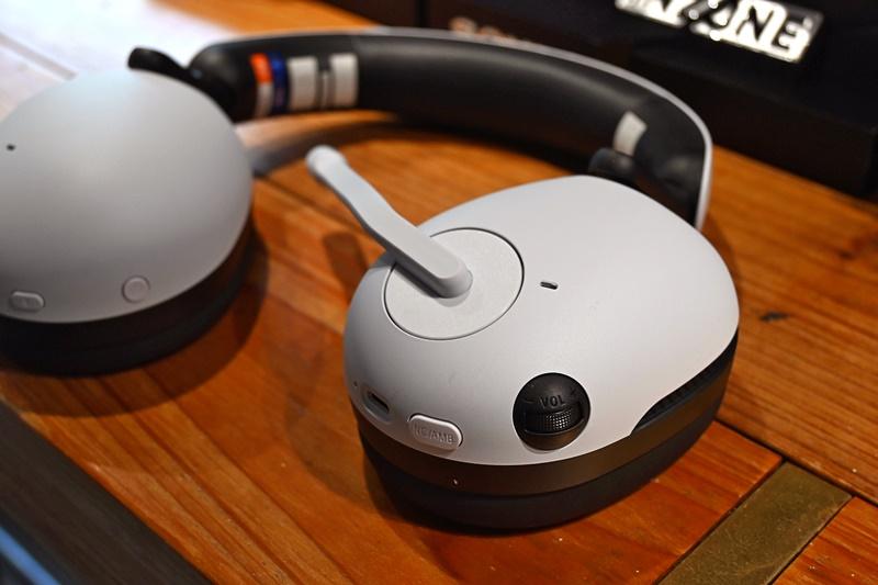 Sony在耳罩上提供音量滾輪，另外也還一組Game／Chat按鈕，讓玩家分別設定不同音源的音量大小。（記者黃肇祥攝）