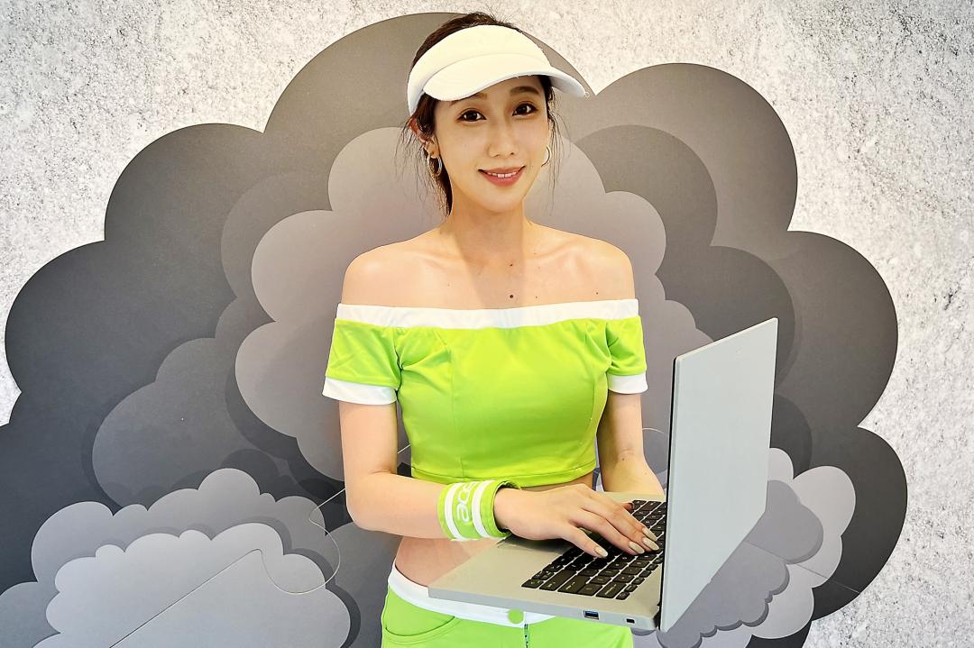 宏碁Aspire Vero系列環保筆電升級上市,8月開賣加碼特惠組合,搭配桃園渴望會館雙人房住宿一晚,特價34,900元。
(記者吳佩樺攝)