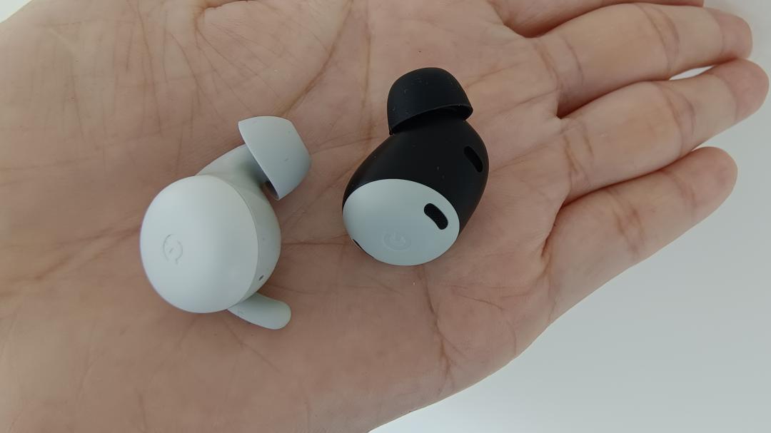 Google Pixel Buds Pro(右)體積比Pixel Buds A-Series(左)圓胖。