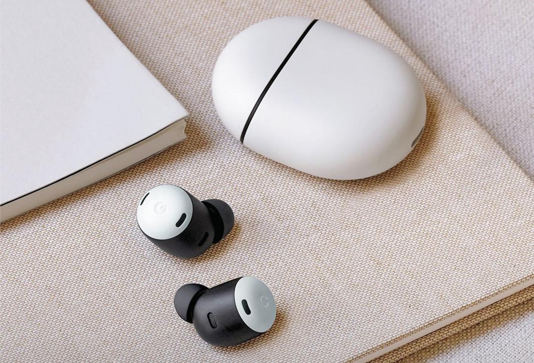 Pixel Buds Pro是Google首款具備主動降噪的耳機,支援IPX4防水等級,有Google語音聲控與自動調整的音量等化器,售價為5,990元。